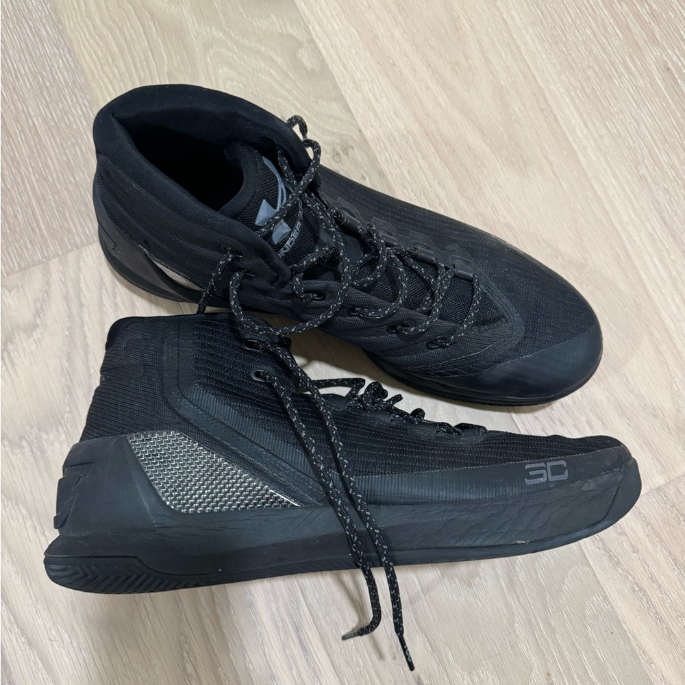 Under Armour, basketball shoes